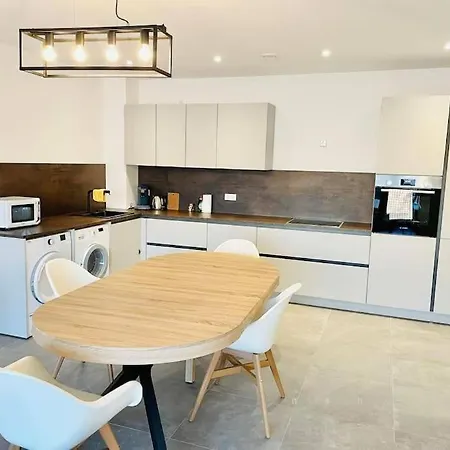 Elegant 2 Bedrooms In Center With Parking &Terrace- 142-99 Luxembourg Exterior photo