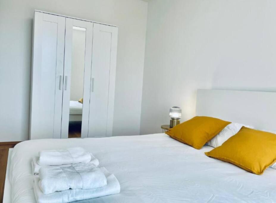 Elegant 2 Bedrooms In Center With Parking &terrace- 142-99 Apartamento *