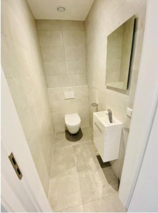 Elegant 2 Bedrooms In Center With Parking &terrace- 142-99 Apartamento